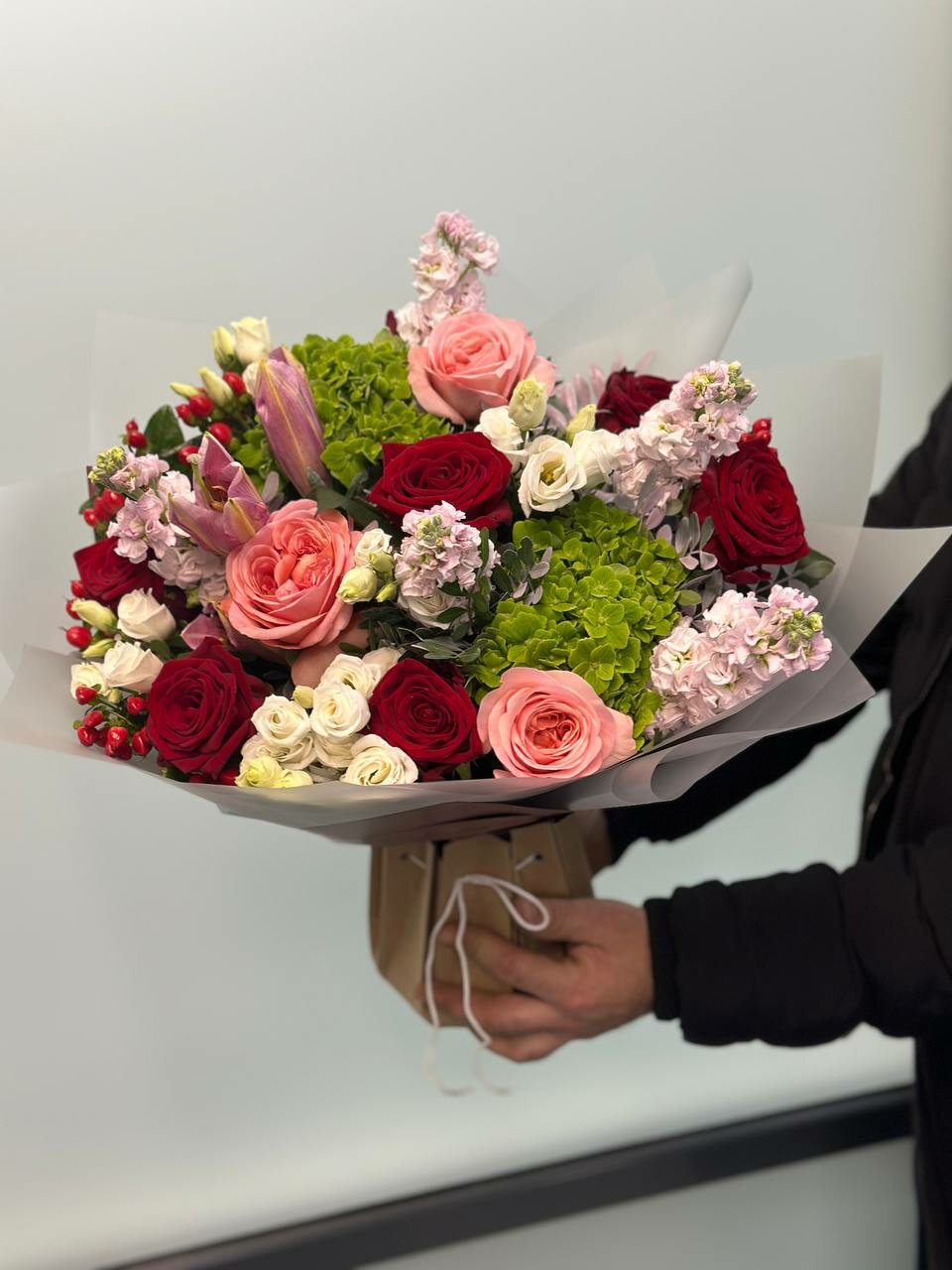 Букет wowflo  Сад радости   высота 50 см  19 цветов  розы  гортензии  эустомы