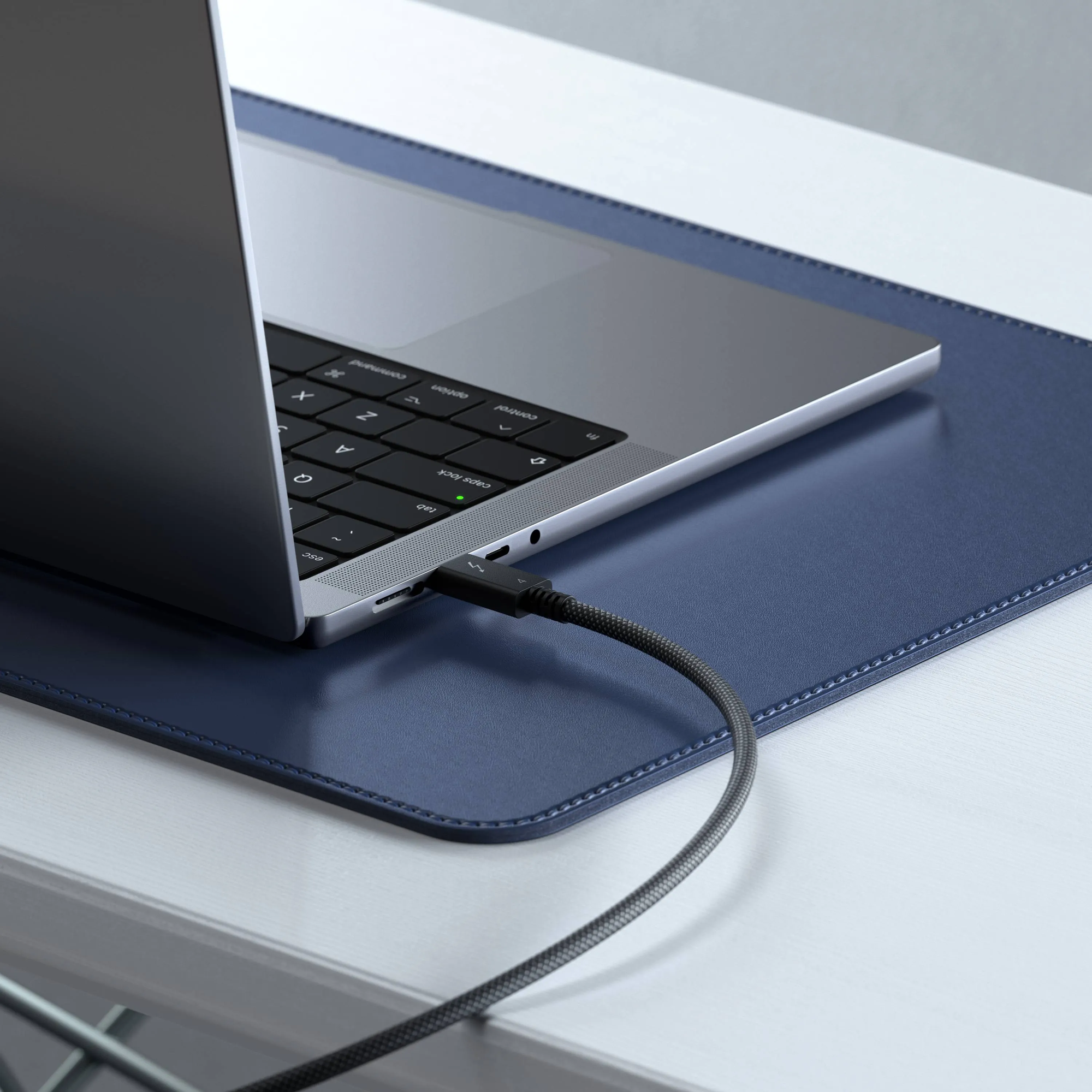 Кабель Satechi Thunderbolt 4 Pro (1m), для зарядки до 240 Вт, передачи данных и видео, Черный, ST-YTB100K — фото 1