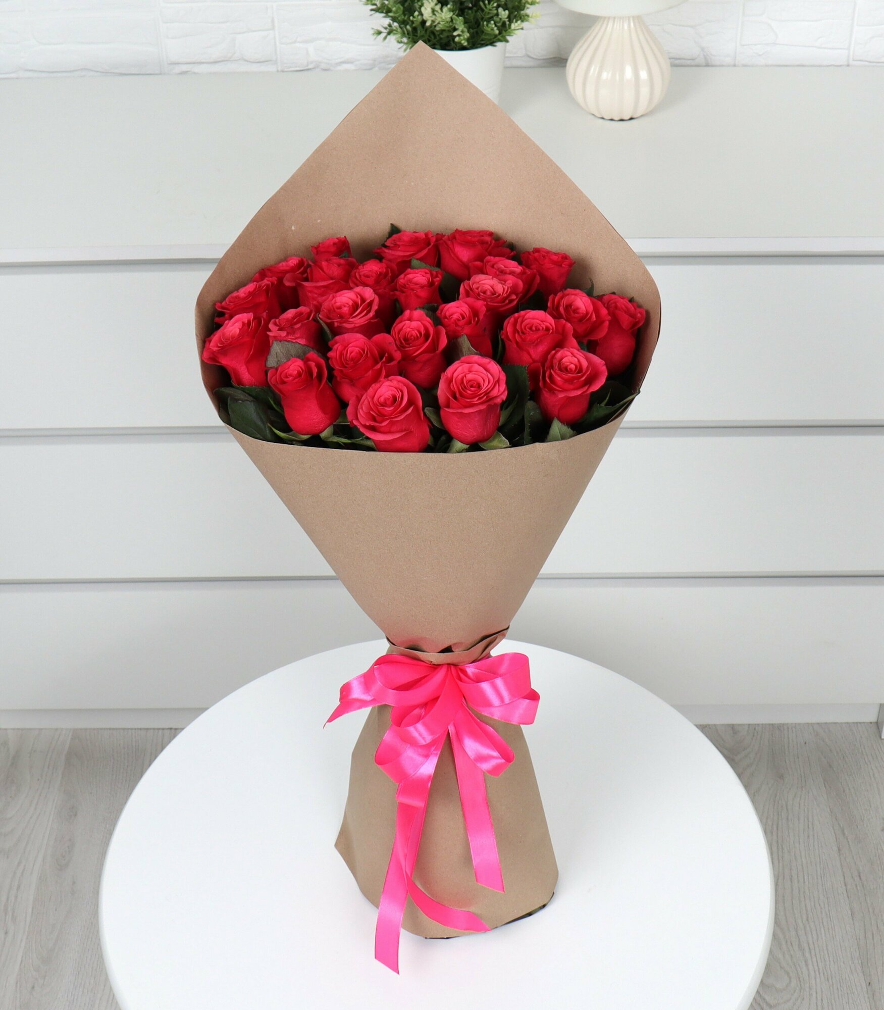 Букет "theFloreal" малиновые розы 25 шт 50 см подарочная упаковка