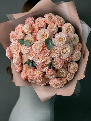 Изображение товара Букет свежесрезанных цветов из 25 кустовых роз с эвкалиптом 010