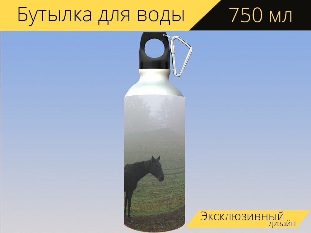 Бутылка фляга для воды "Лошадь, туман, пастбище" 750 мл. с карабином и принтом