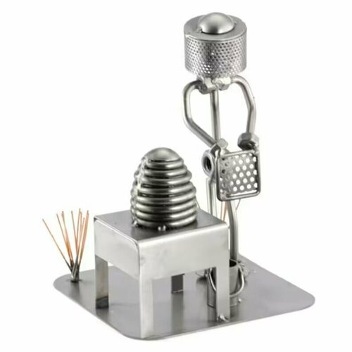 Оригинальная металлическая статуэтка / фигурка ручной работы Пчеловод на пасеке