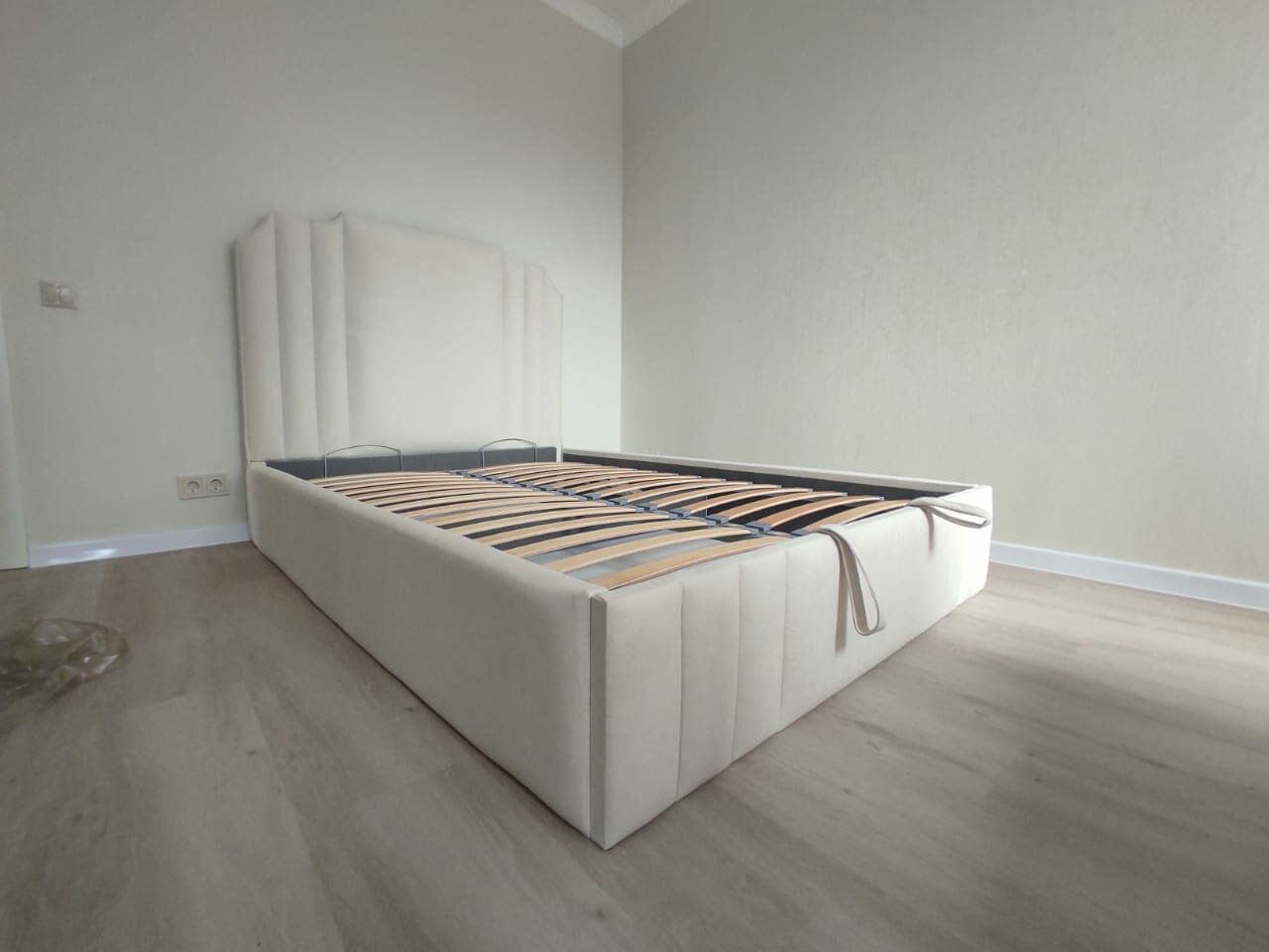 Кровать "Соренто", 180x200, Velutto 01, подъемный механизм, ящиком для белья