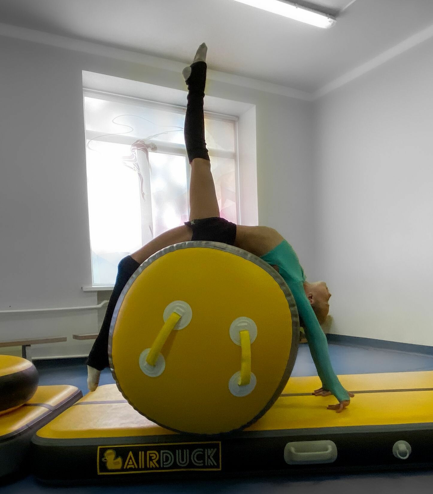 Надувной гимнастический цилиндр (баллон) 70 см