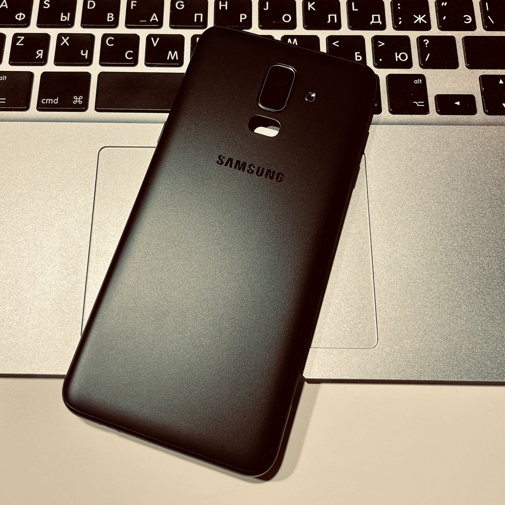 Задняя крышка-панель PREMIUM KASIK на Samsung Galaxy J8 2018 (J810F) + средняя рамка, чёрная