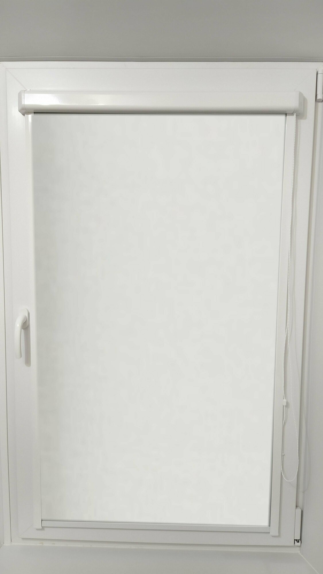 Рулонные шторы блэкаут с направляющими Кассетные рулонные шторы Rolla 2 белый управление левое.