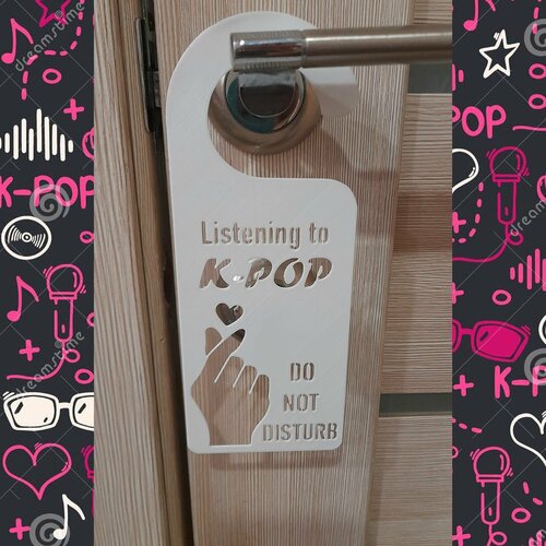 KPOP Табличка на дверь: Не беспокоить, слушаю K-POP табличка на дверь не беспокоить сегодня я уставшая чайка чайка