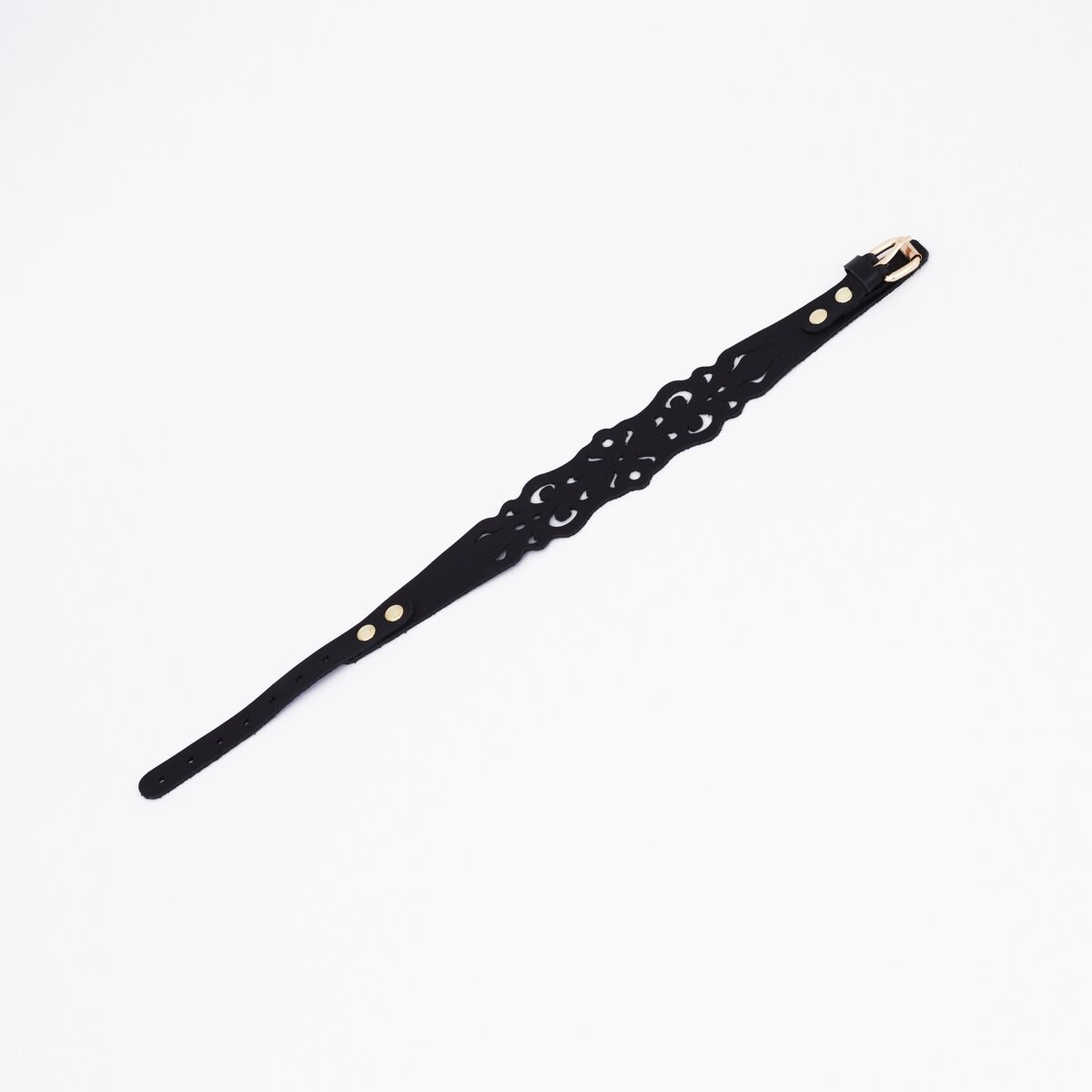 Чокер из черной кожи с узорами и золотой фурнитурой