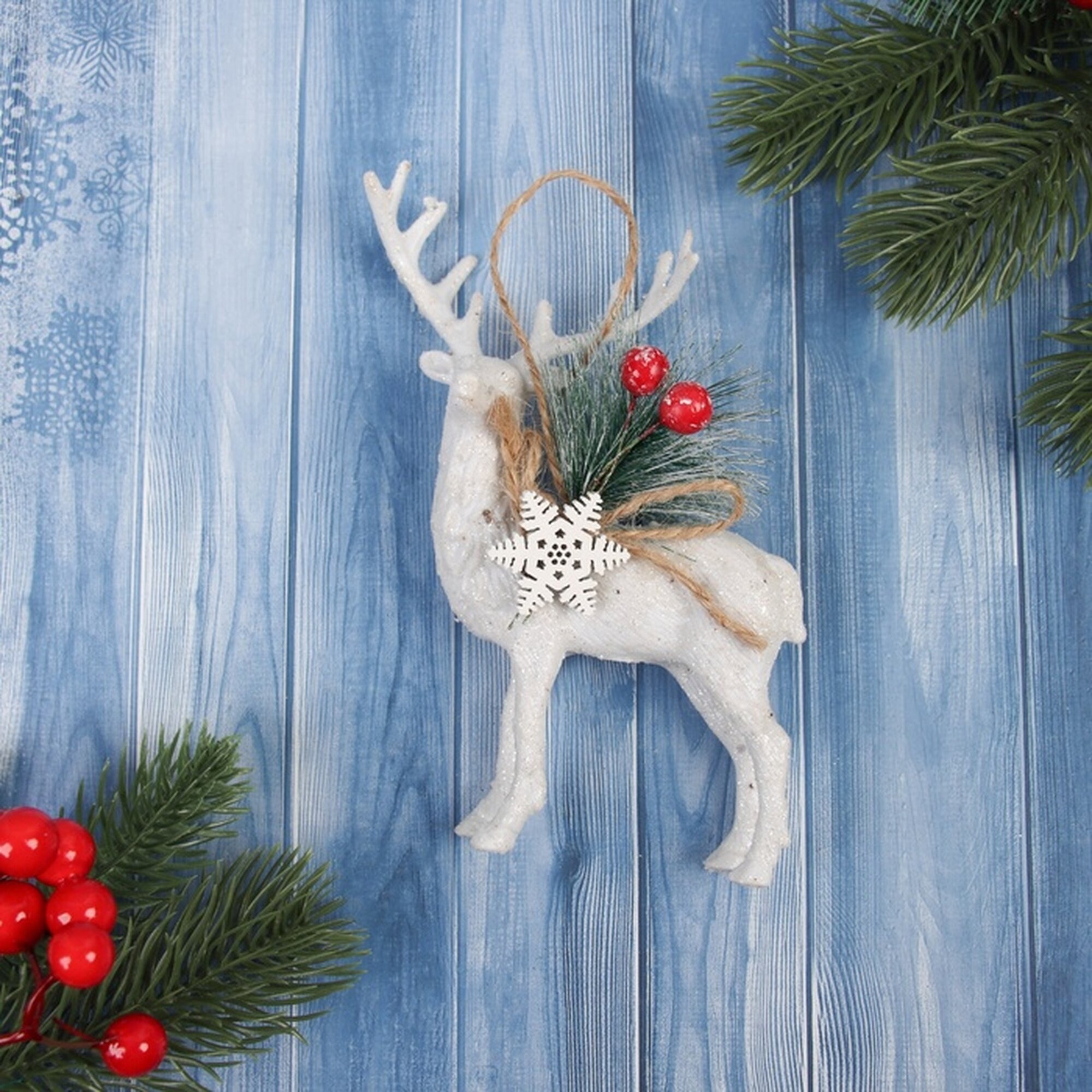 Ёлочная игрушка «Зимнее волшебство. Олень с декором» пластик 14х8 см белый