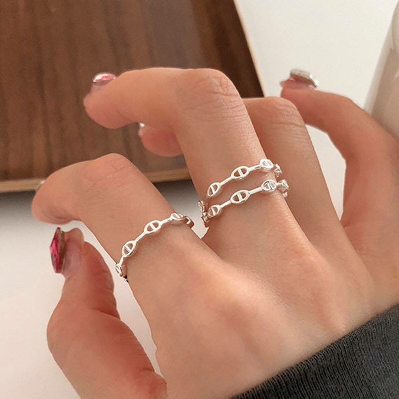 Женское модное кольцо необычного стиля. Стиль , красота и элегантность. нежный тонкий