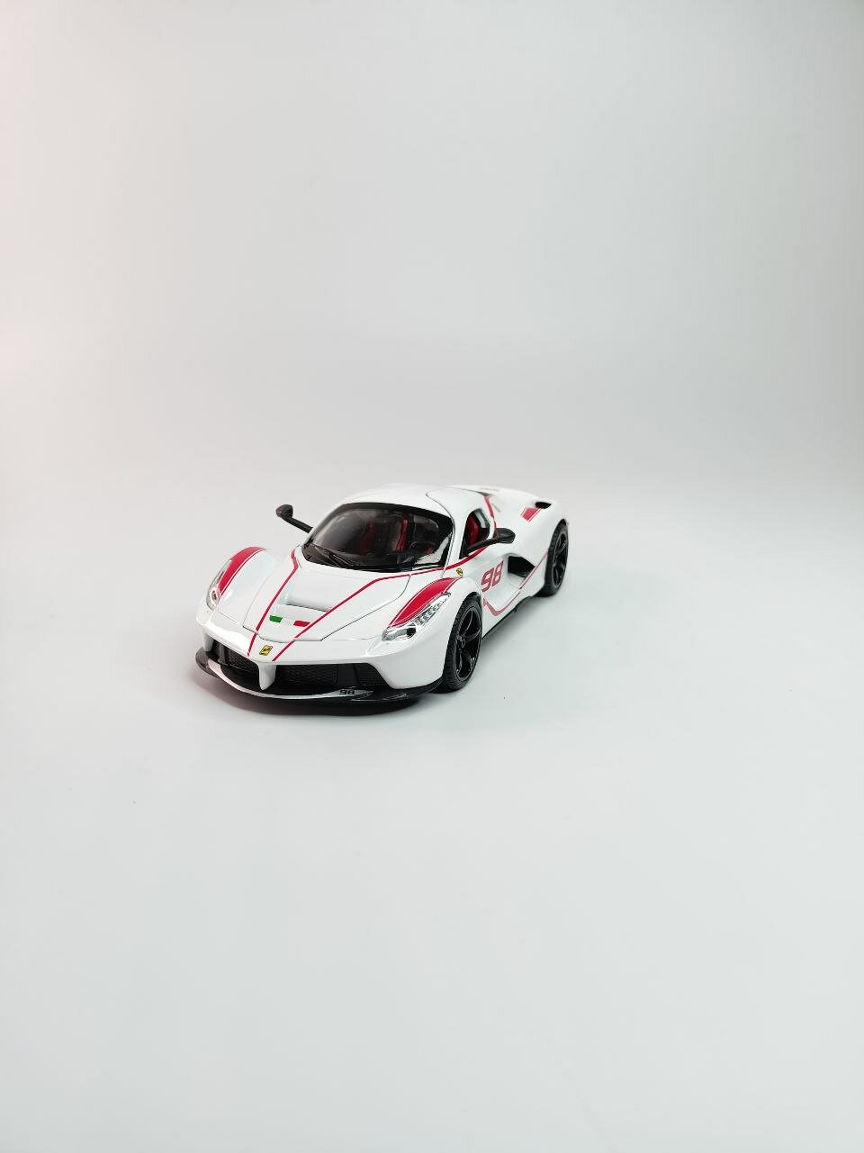 Модель автомобиля Ferrari Laferrari коллекционная металлическая игрушка масштаб 1:24 бело-красный