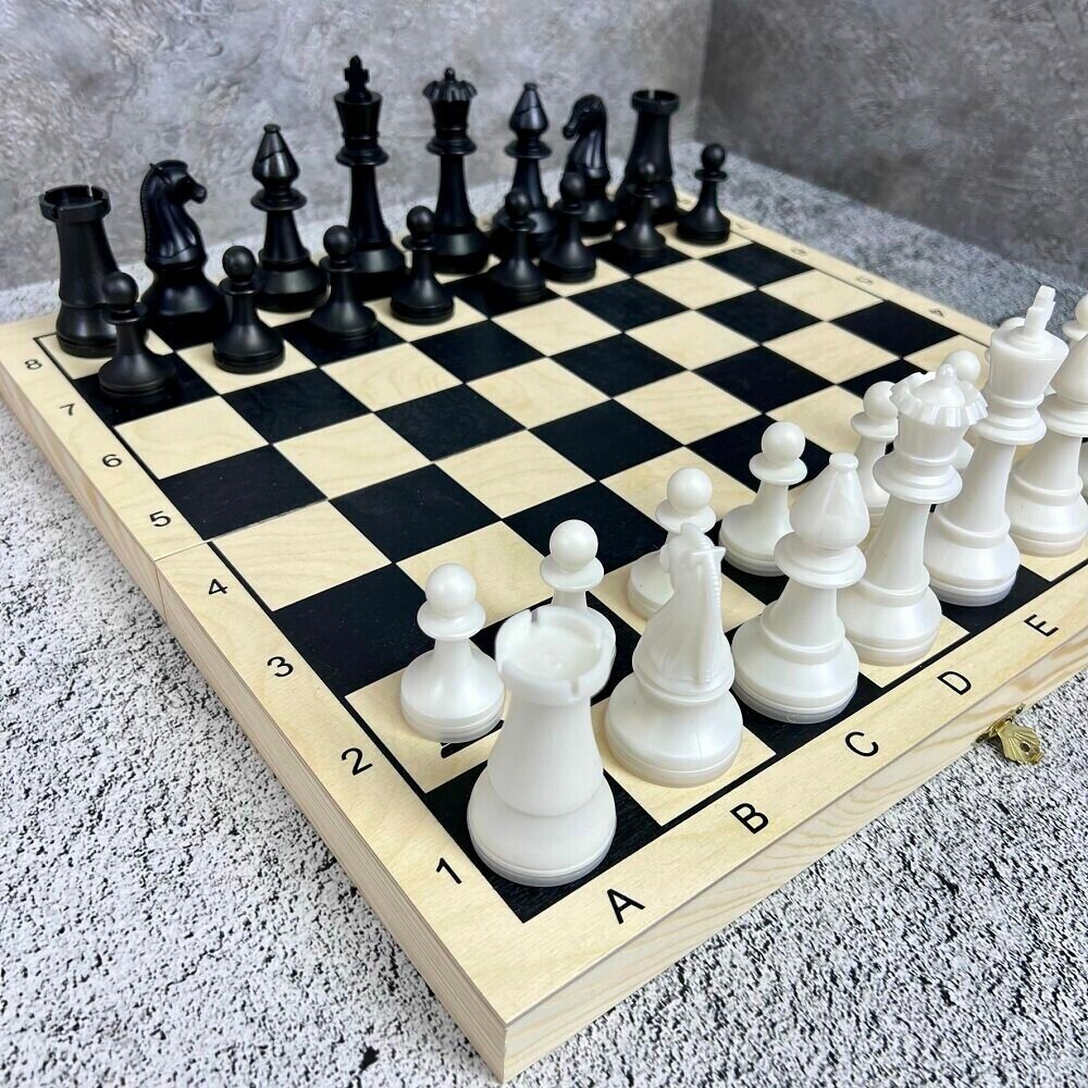 Шахматы "Классика" пластмассовые с деревянной доской