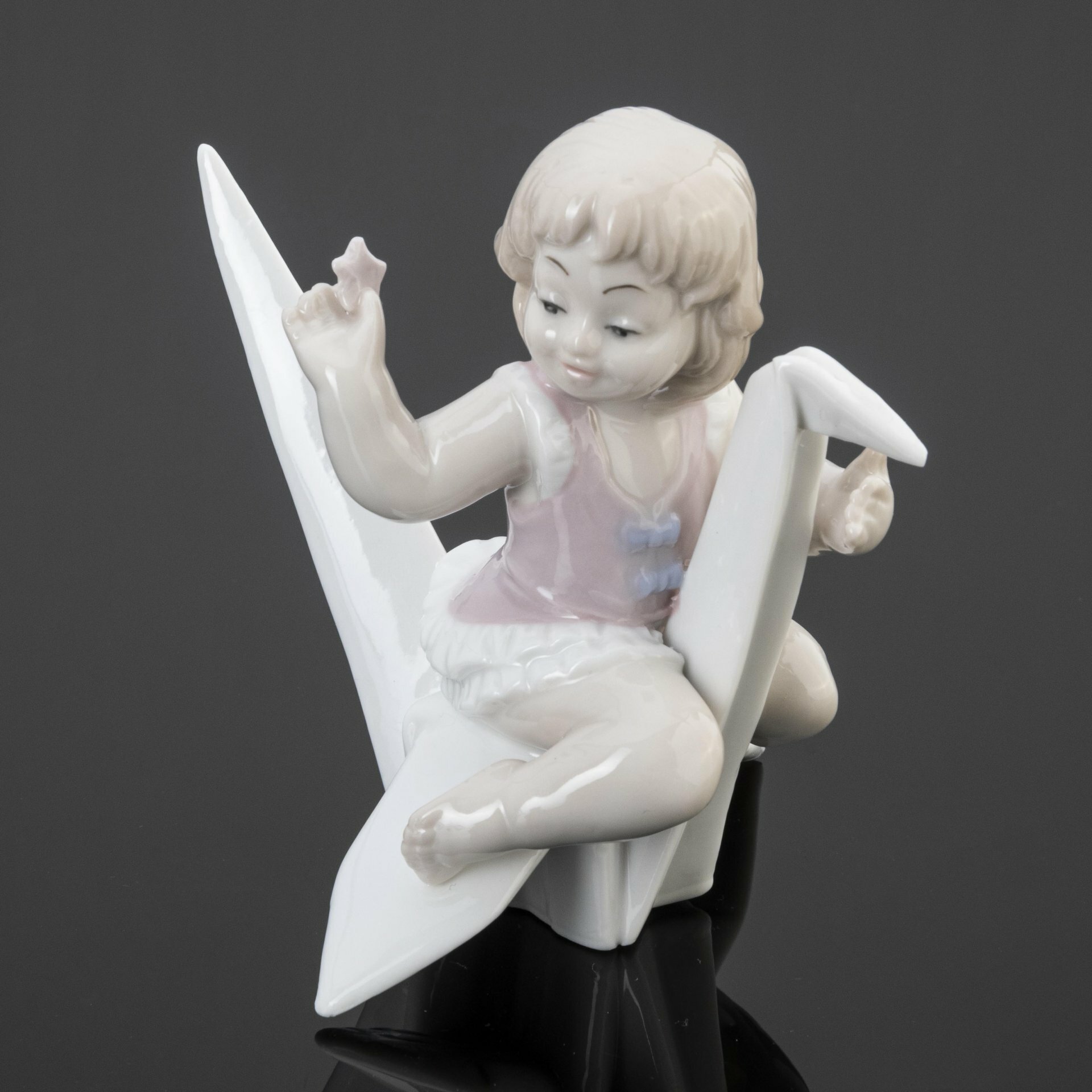 Статуэтка "Девочка на бумажном журавле", фарфор, Pavone, Италия, 2023 г.