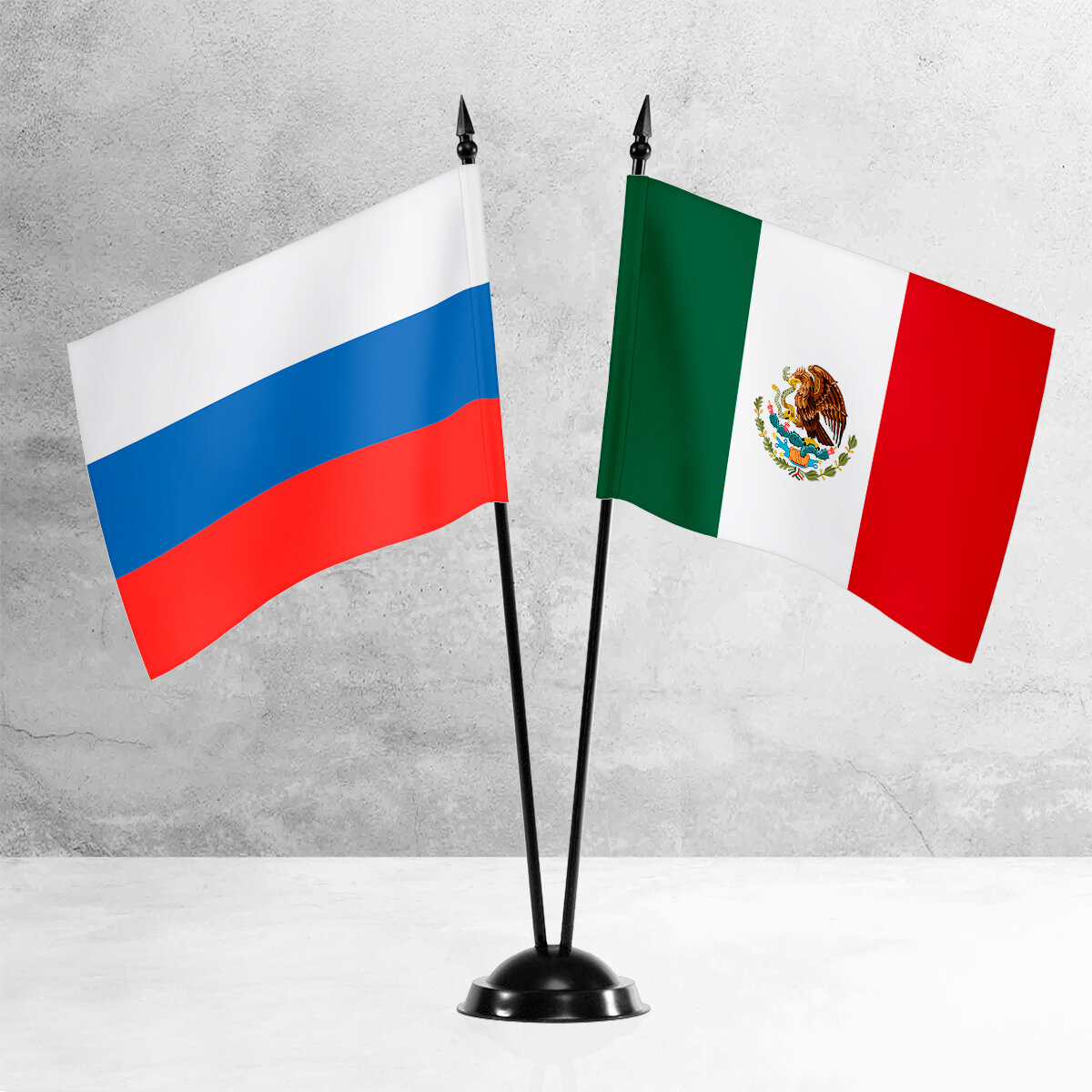 Настольные флаги России и Мексики на пластиковой черной подставке