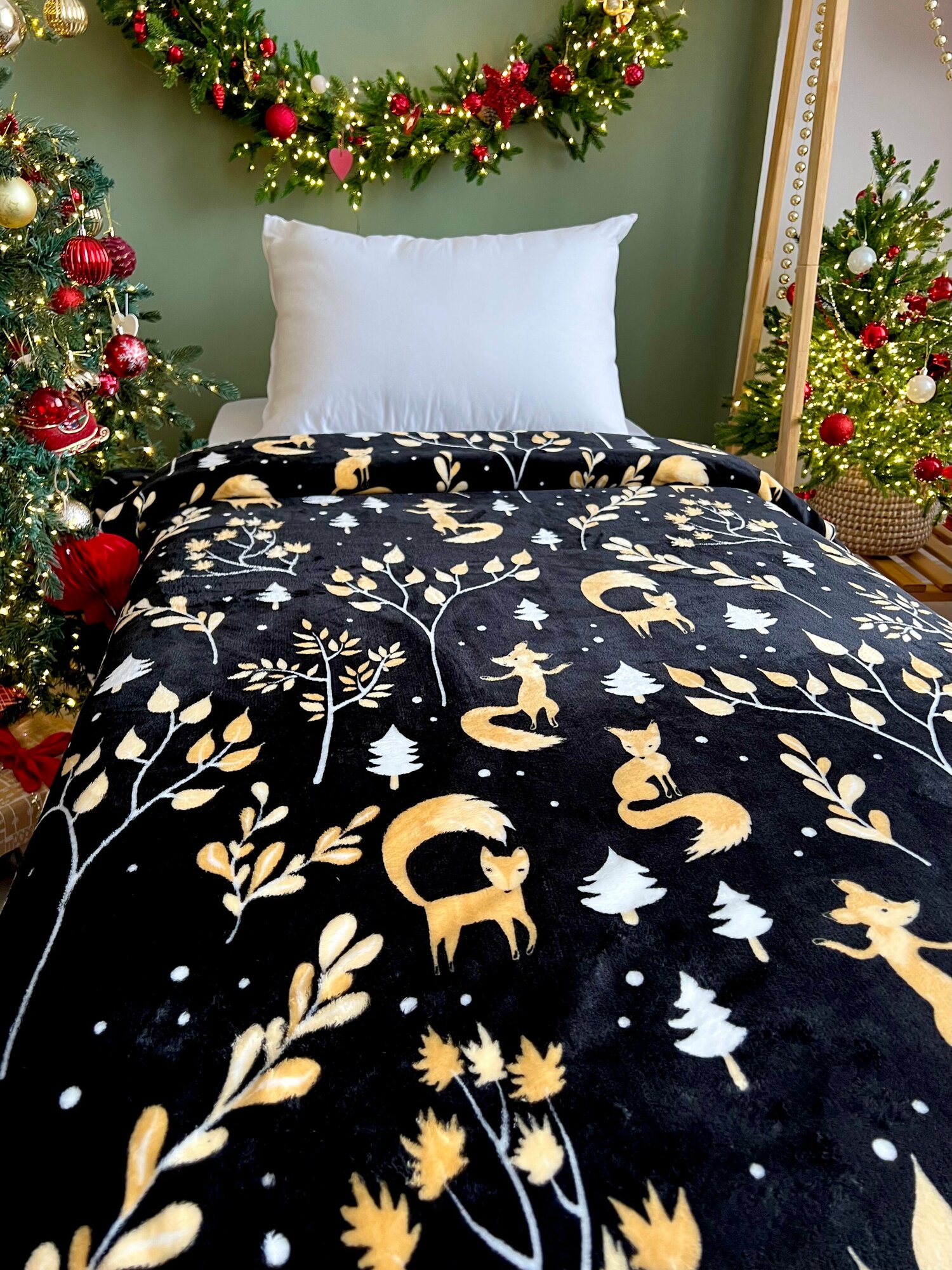 Плед новогодний Павлина Золотые Лисы, черный, 150х200, 1,5-спальный - фотография № 2