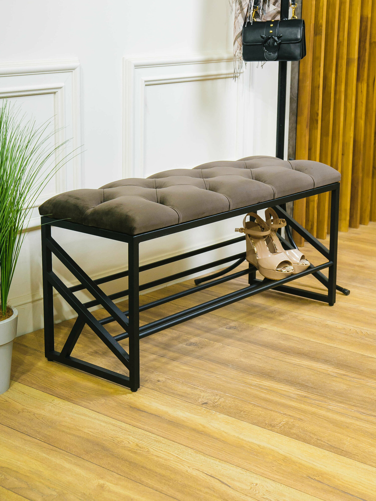 фото Банкетка металлическая в коридор