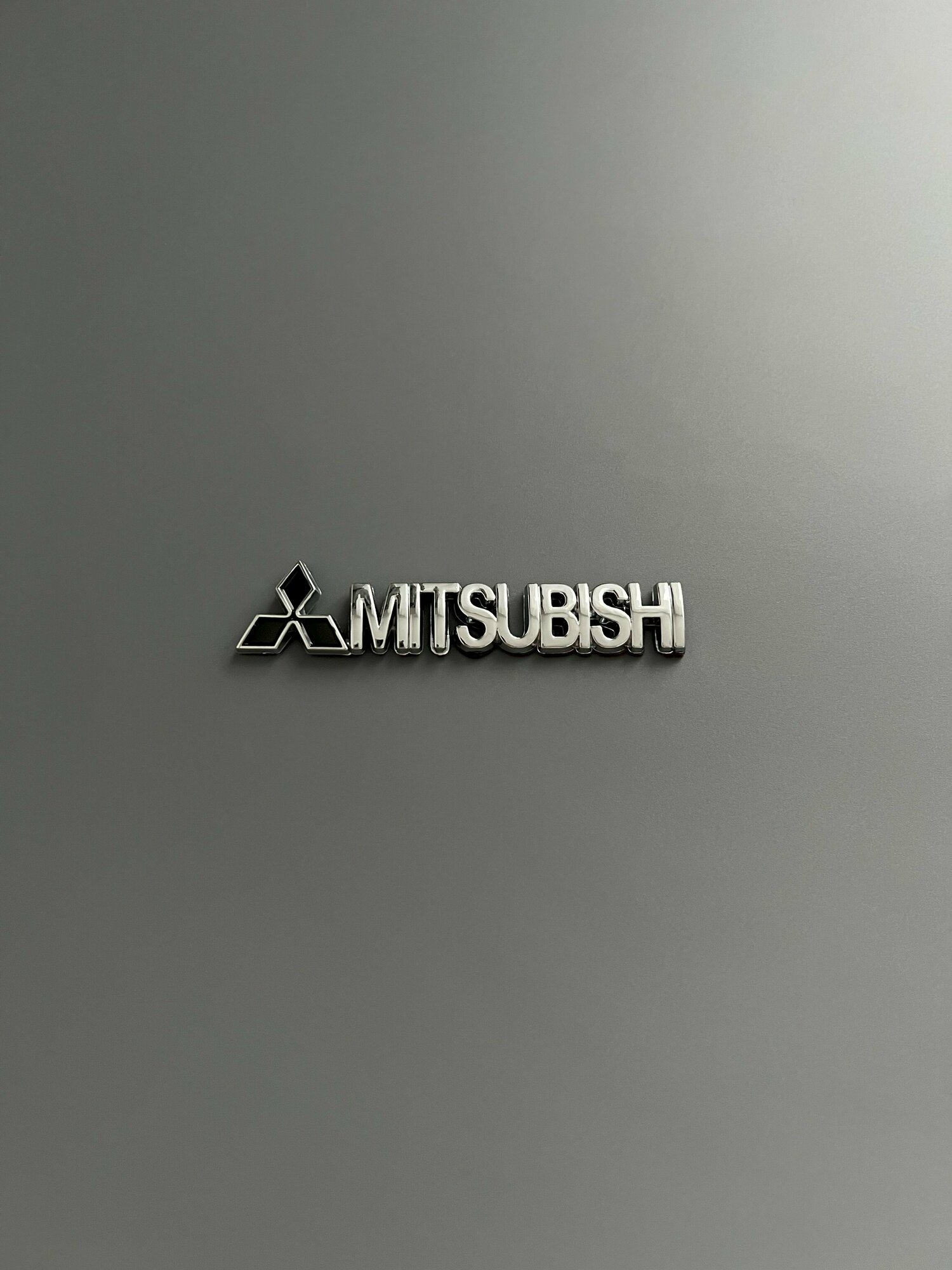 Шильдик Mitsubishi на багажник автомобиля