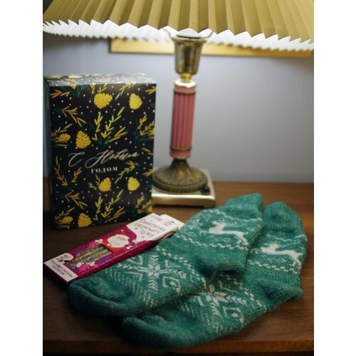 Новогодний подарок: уютные носки и трубочки для глинтвейна с открыткой и подарочной коробкой новогодняя коробка с новым годом дерево винок