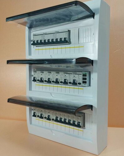 Изображение товара Щит электрический в сборе. ЩР-Н. ЭП-010. Трехфазный. 25А (15 кВт). Пластик. Индикация напряжения. 17 групп.