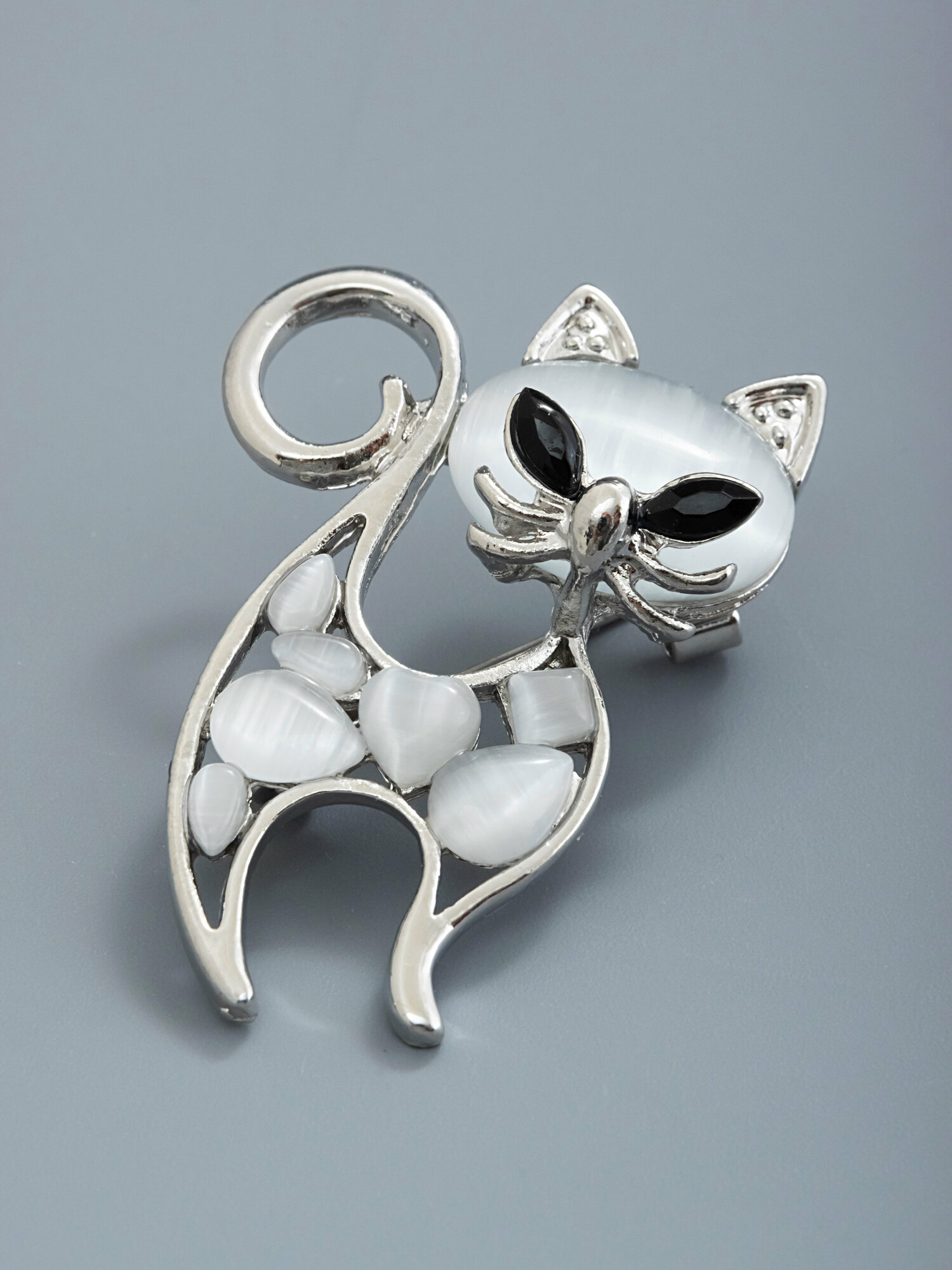 Брошь ЖемАрт, кошачий глаз синтетический, 1 шт., серый, серебряный, черный — фото 1