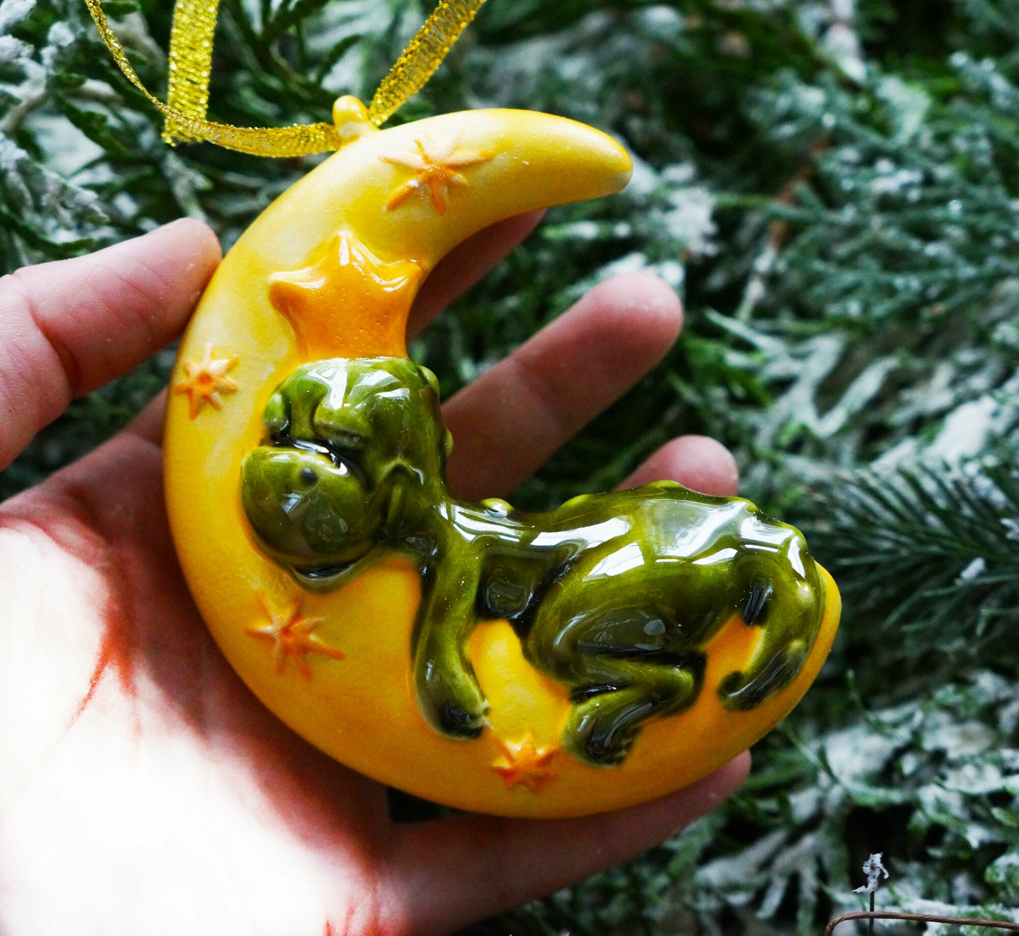 Фарфоровая елочная игрушка зеленый дракон на желтой луне