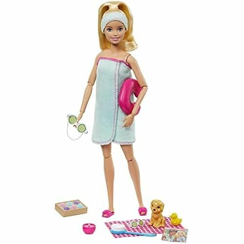 Кукла Barbie GJG55 Wellness Spa, блондинка, со щенком и 9 аксессуарами, включая подушку для шеи, резиновую уточку и маску для глаз в виде огурца, игрушка в подарок для детей от 3 до 7 лет