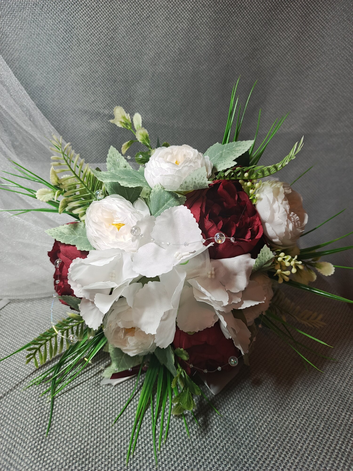 Букет невесты дублер и бутоньерка для жениха в одном стиле .