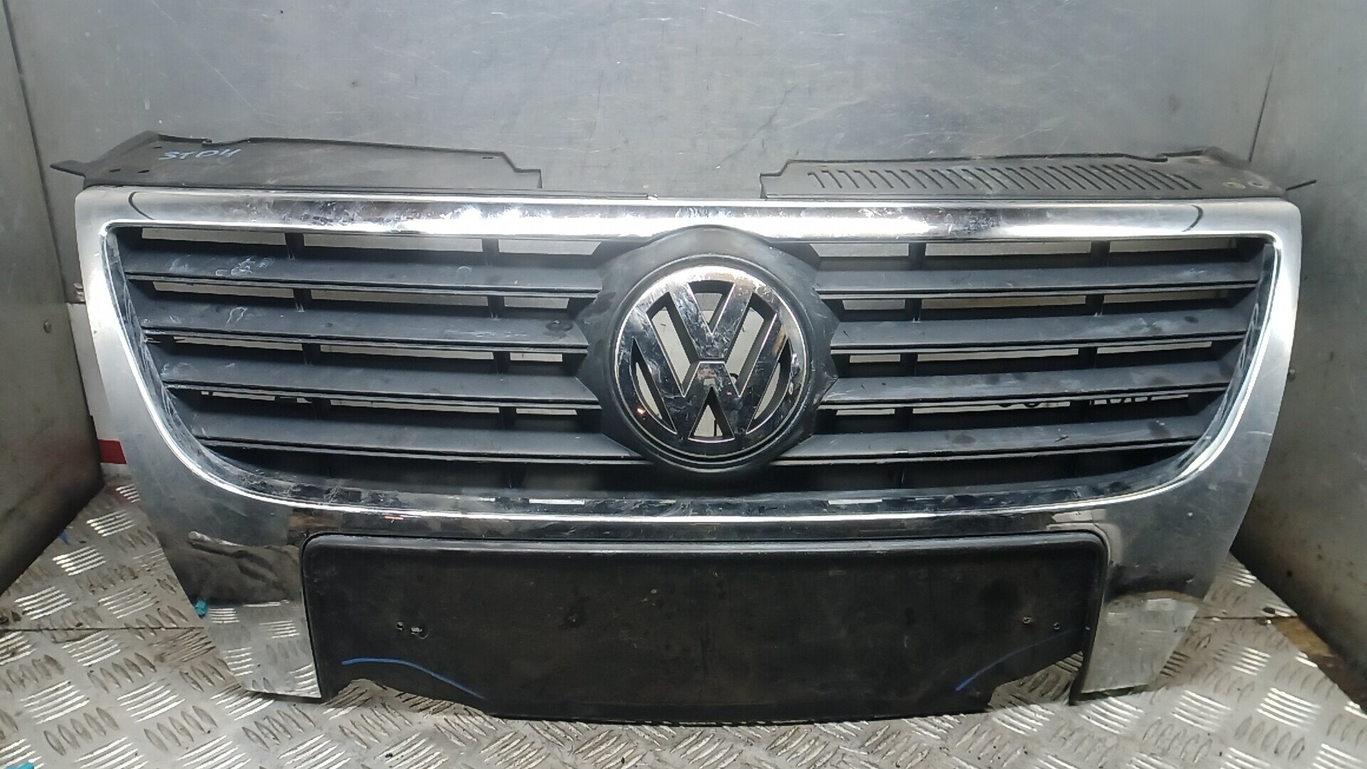 Решетка радиатора Volkswagen Passat 6 3C0853651AD