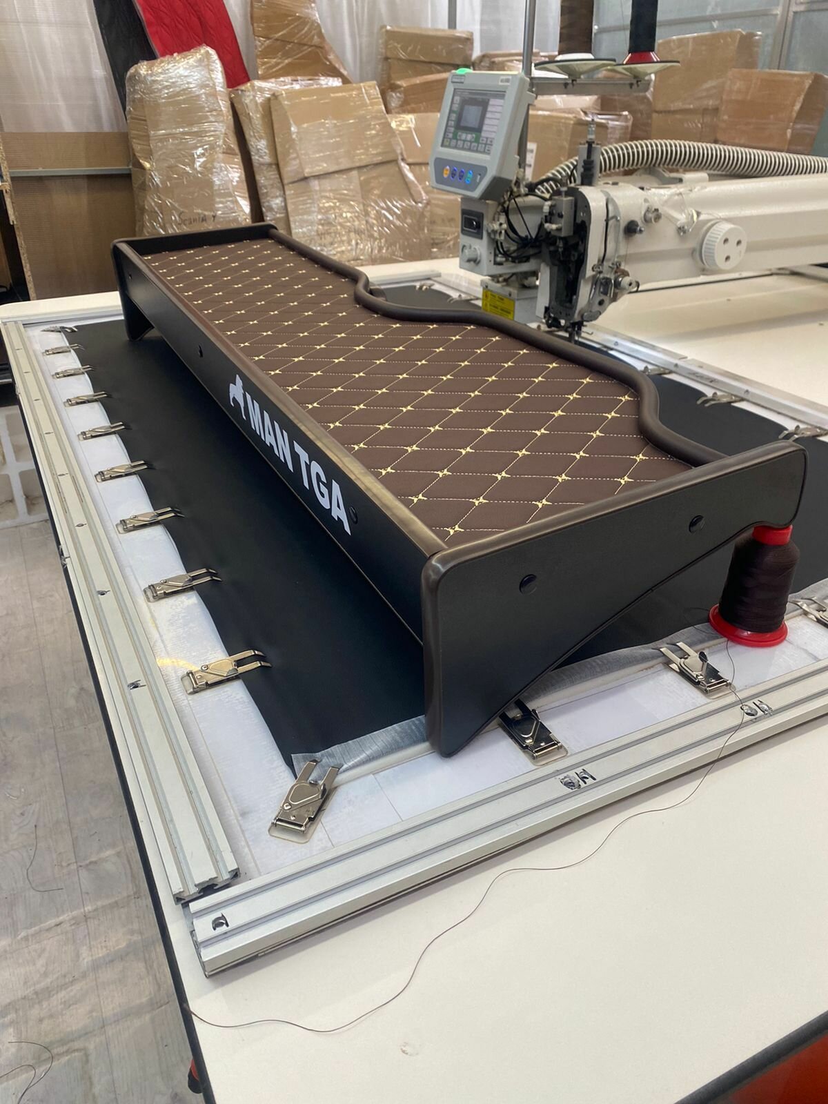 фото Стол-полка на торпеду грузового автомобиля MAN TGA TGL XXL Коричневая кожа Бежевый ромб Бабочка