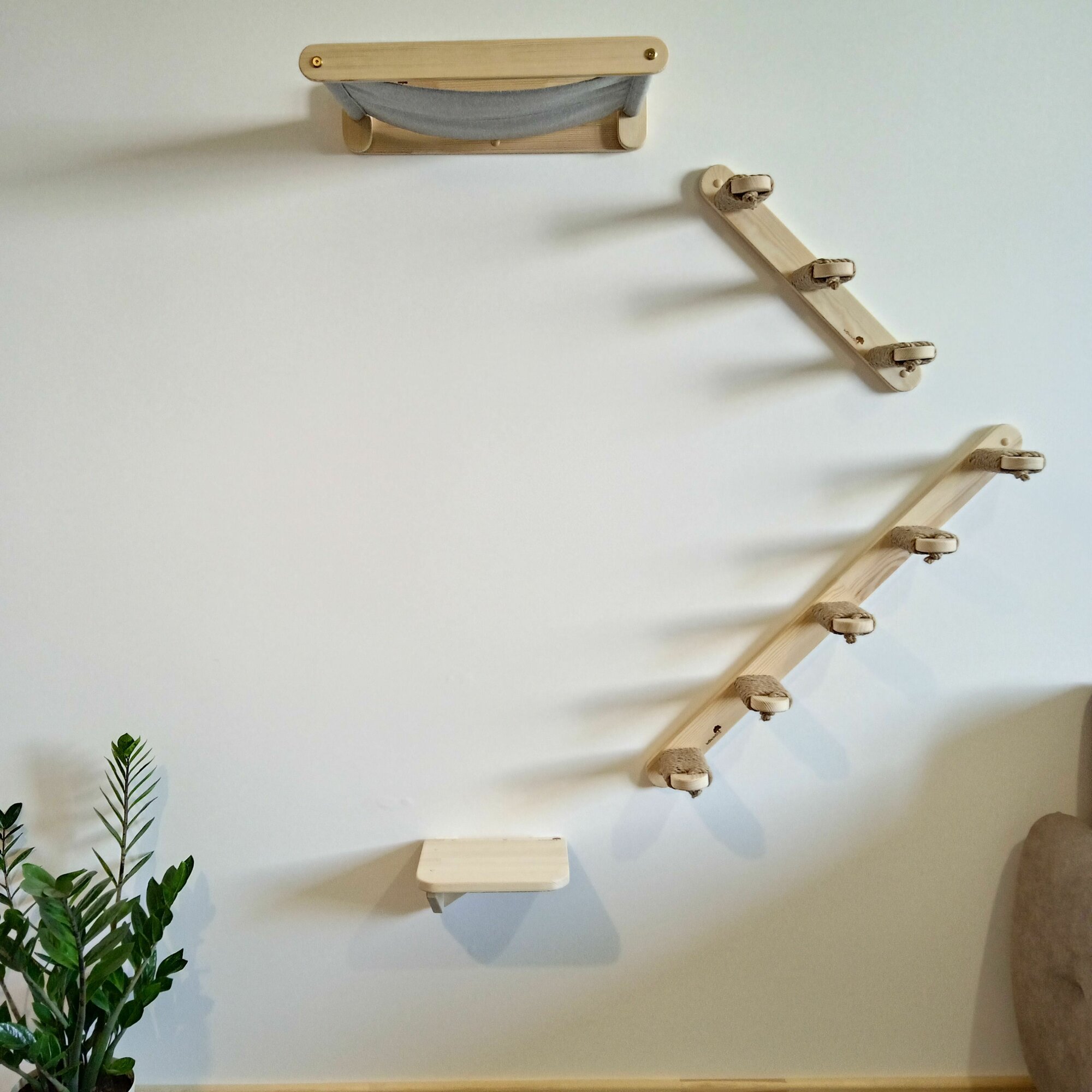 фото Игровой комплекс для кошек настенный с двумя лесенками и гамаком 4 предм. правый