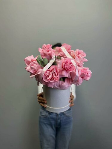Изображение товара Букет живых цветов "Коробка очаровательных роз" Nura Flowers, 11 роз, высота 40 см, с зеленью