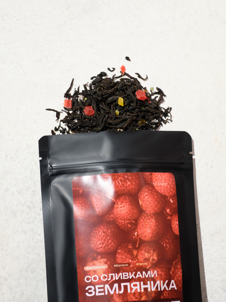 Чёрный чай "Земляника со Сливками" 100 гр. Tea Dealer, Листовой Индийский Чай с Добавками (Кусочки Земляники, Подарочный, Фруктовый, Цукаты) — фото 1