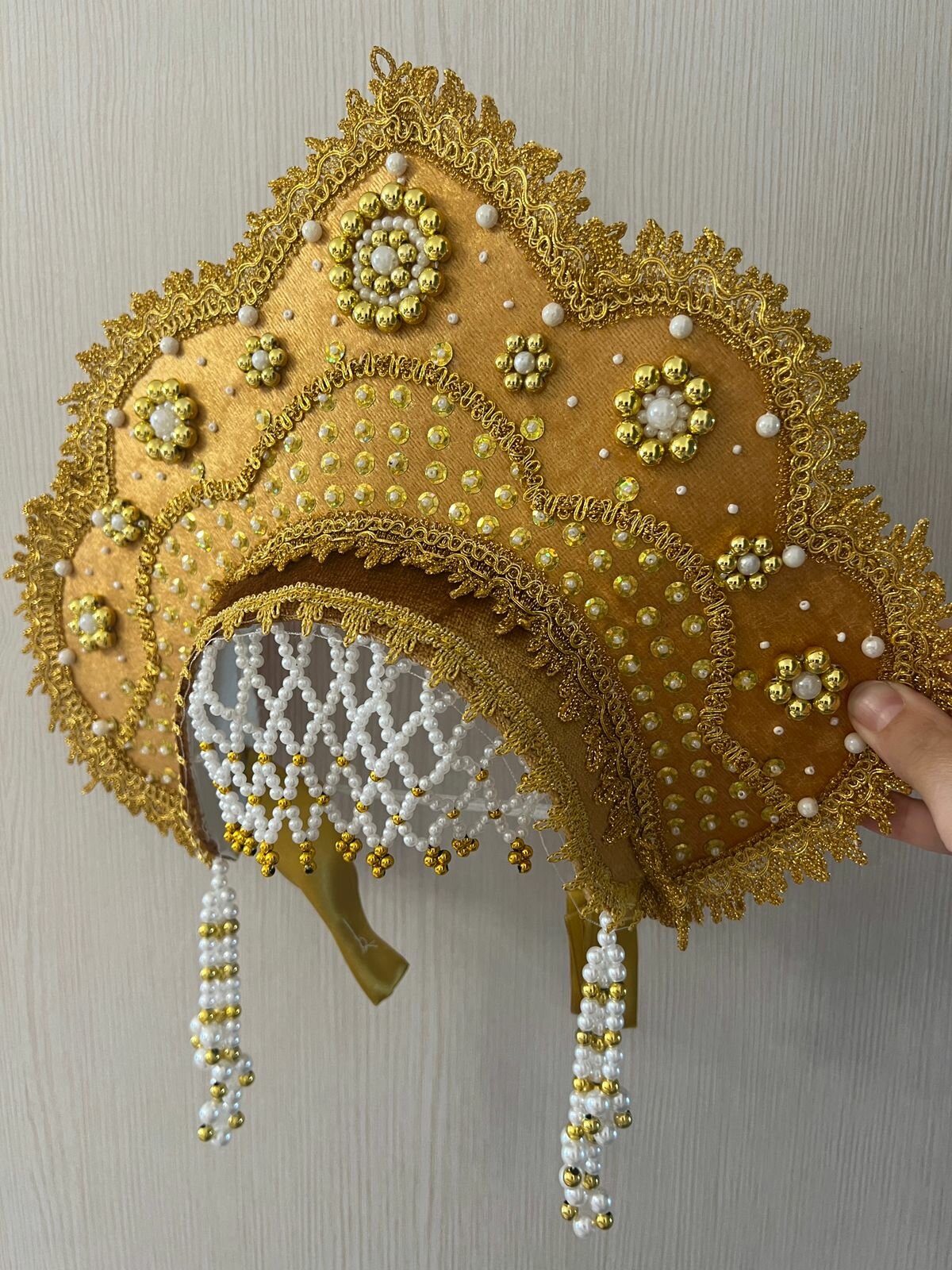 Кокошник золотой с золотыми бусинами