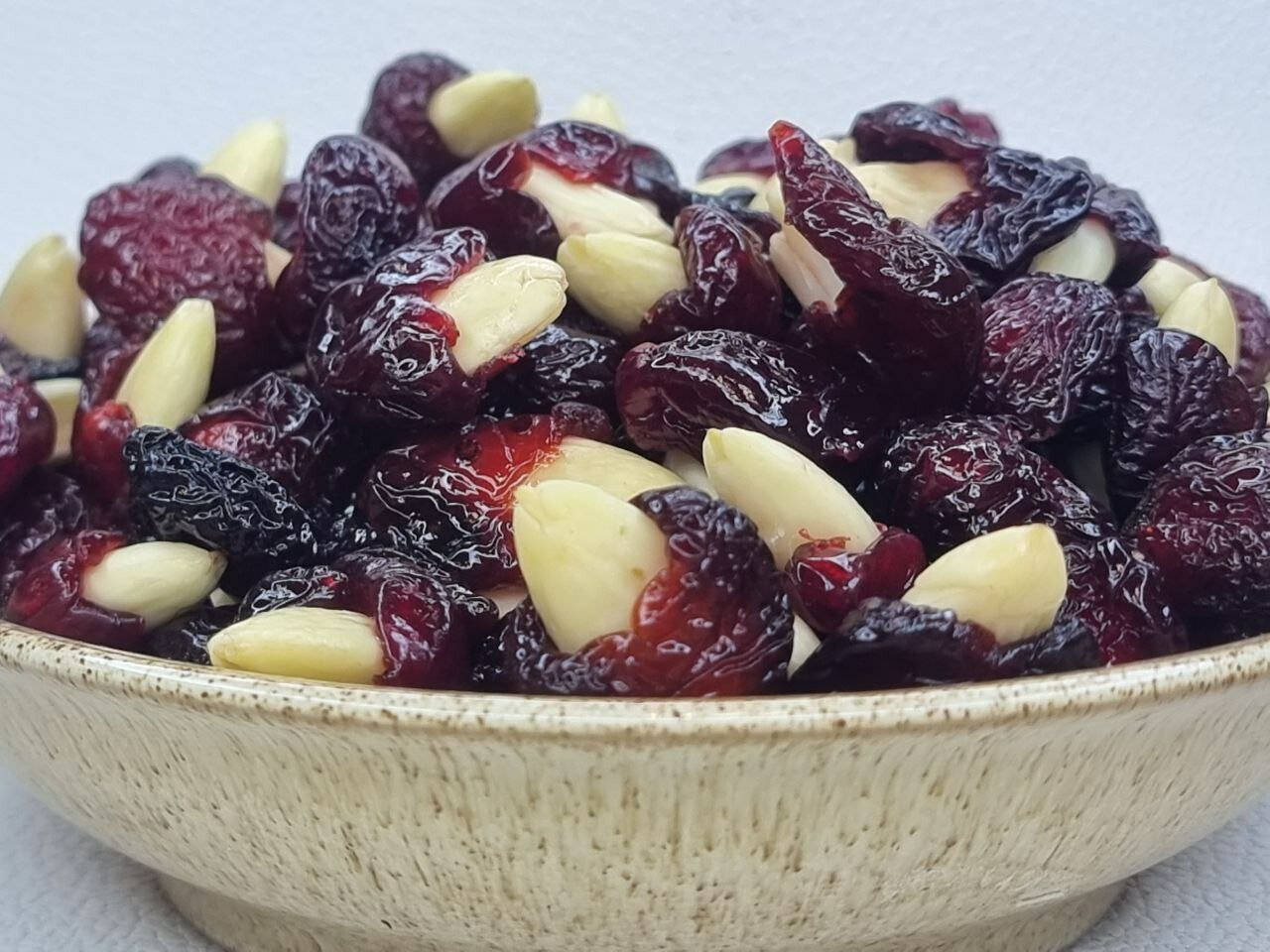 Красная черешня с миндалем сушеная