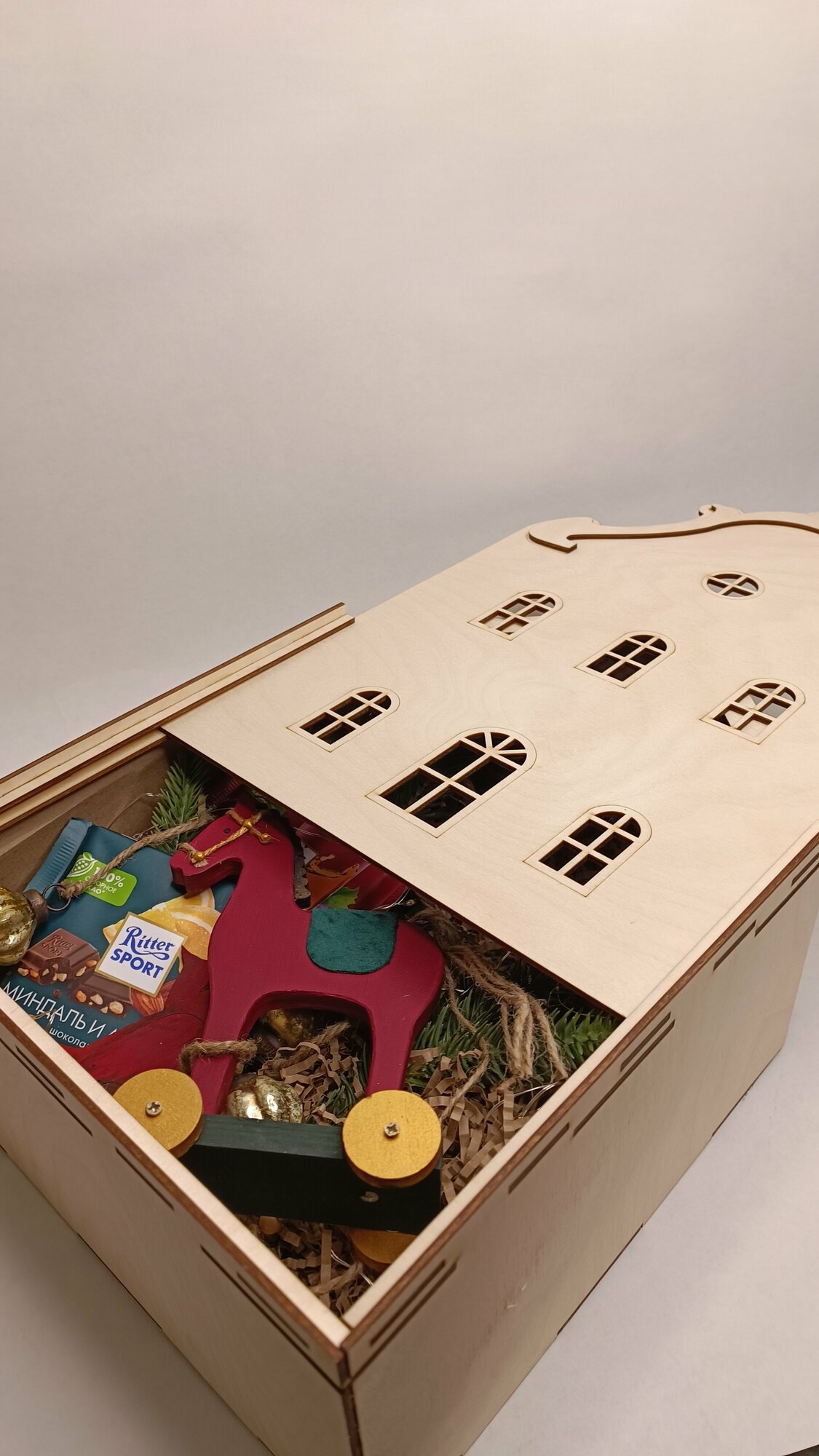 Деревянная коробка-домик для подарков