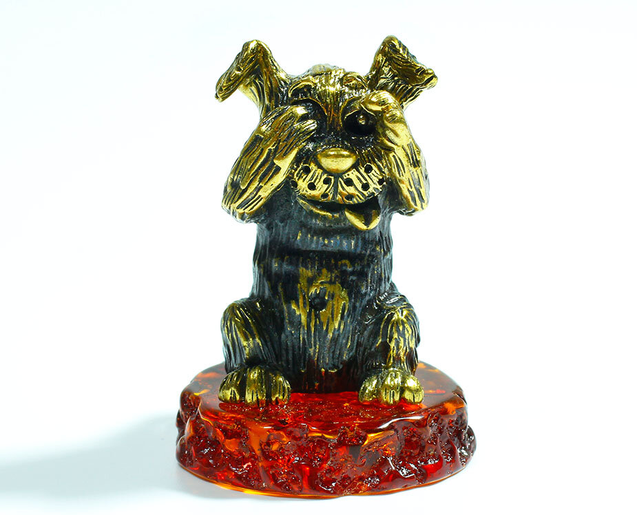 Сувенир собака "Ничего не вижу" из латуни и прессованного янтаря.