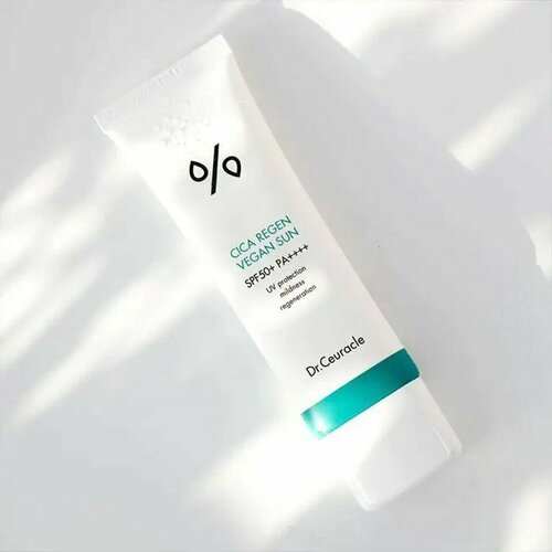 Солнцезащитный веганский крем с центеллой DrCeuracle Cica Regen Vegan Sun SPF 50 1990₽
