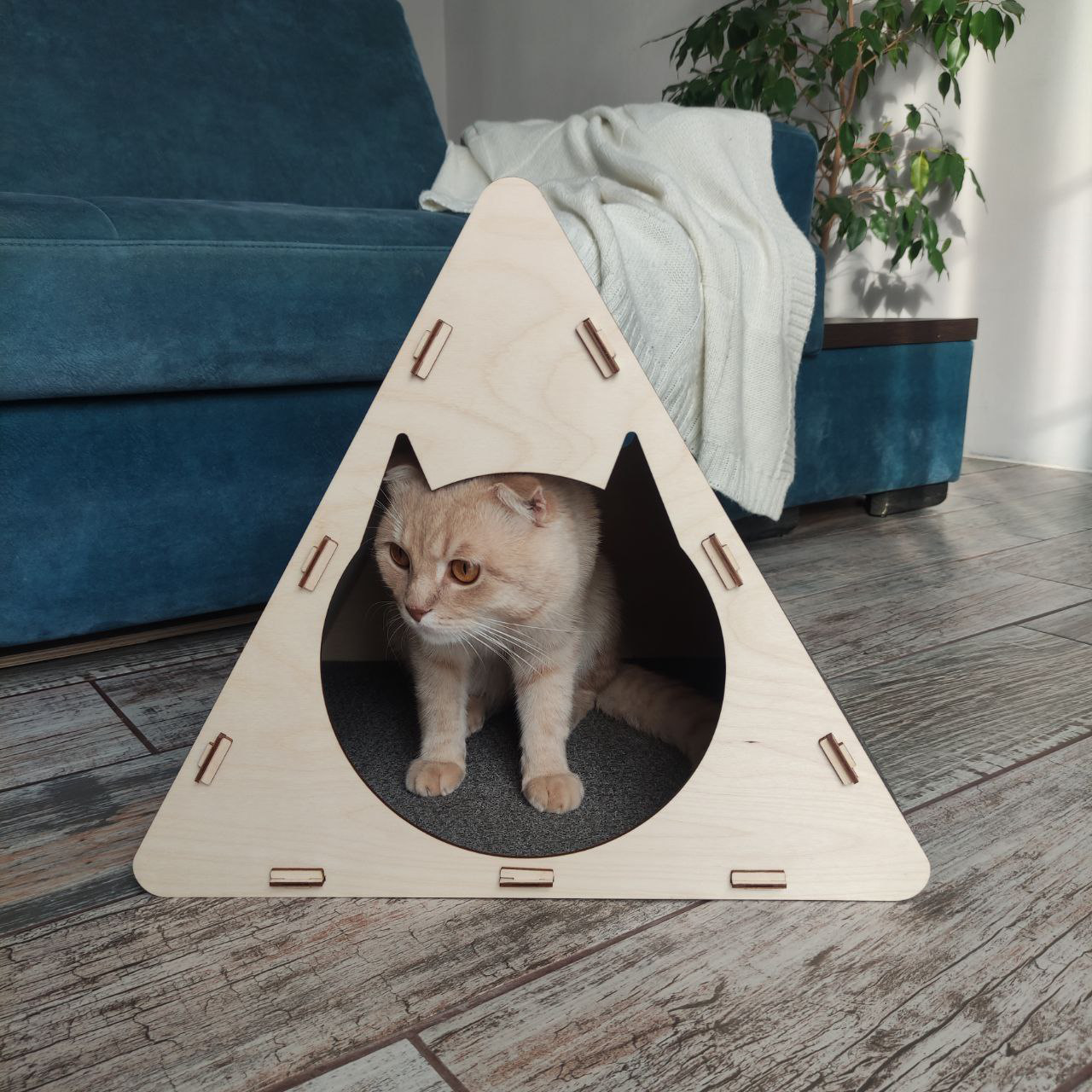 Домик для кота с когтеточкой - фотография № 6