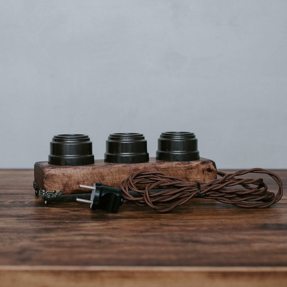 Удлинитель электрический с миниатюрными ножками на 3 шоколадных розетки и 2 метра провода в стиле винтаж
