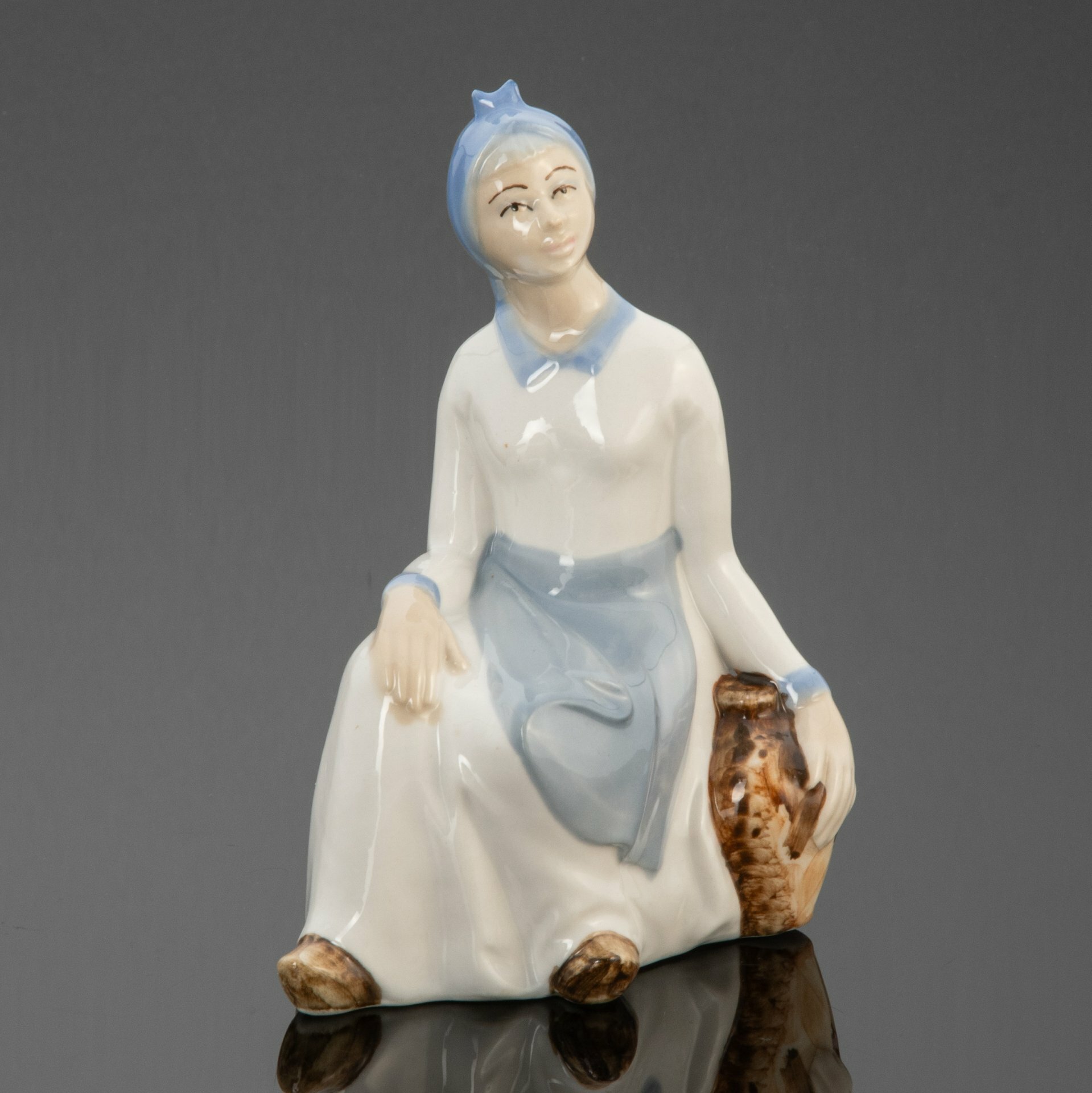 Статуэтка "Сидящая девушка с кувшином", фарфор, роспись, Испания, 1970-1990 гг.