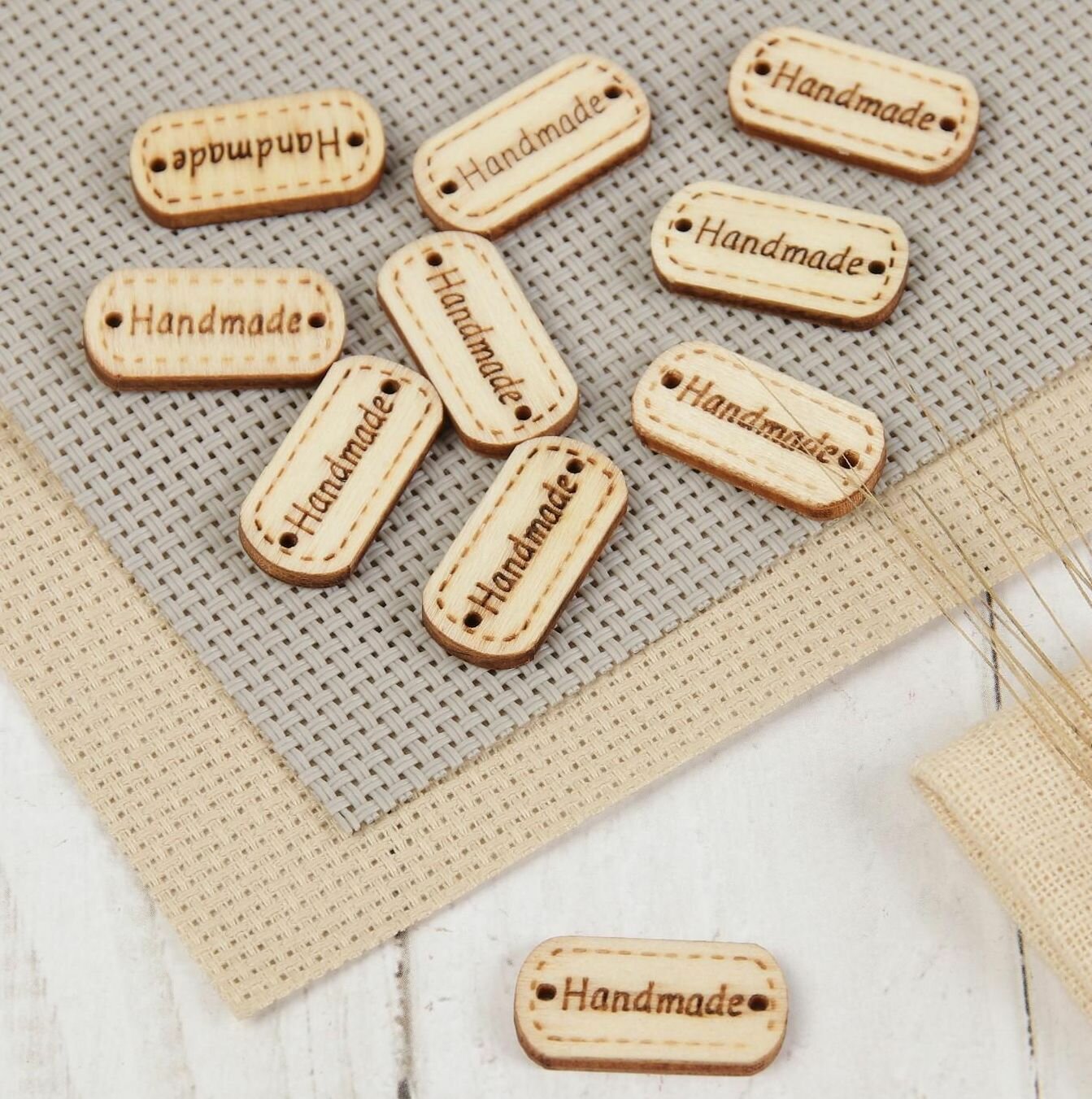 фото Пуговки-бирки для творчества Handmade with love - пуговицы декоративные, бирки для рукоделия и шитья деревянные овальные (прямоугольные с круглыми углами) 2,4 х 1,2 см в наборе 10 штук