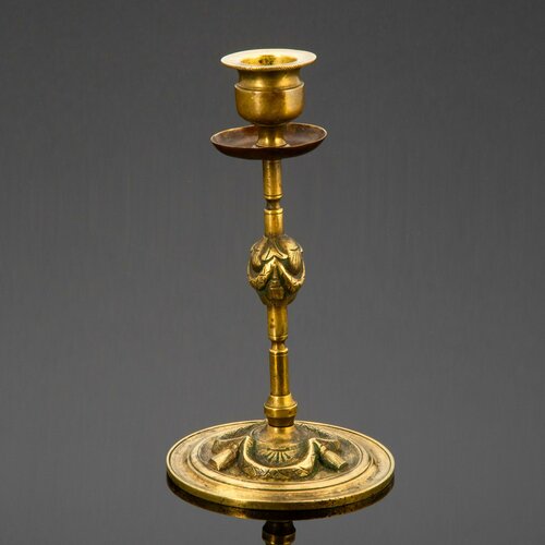 Подсвечник фигурный на одну свечу с рельефным растительным декором на основании 18850₽