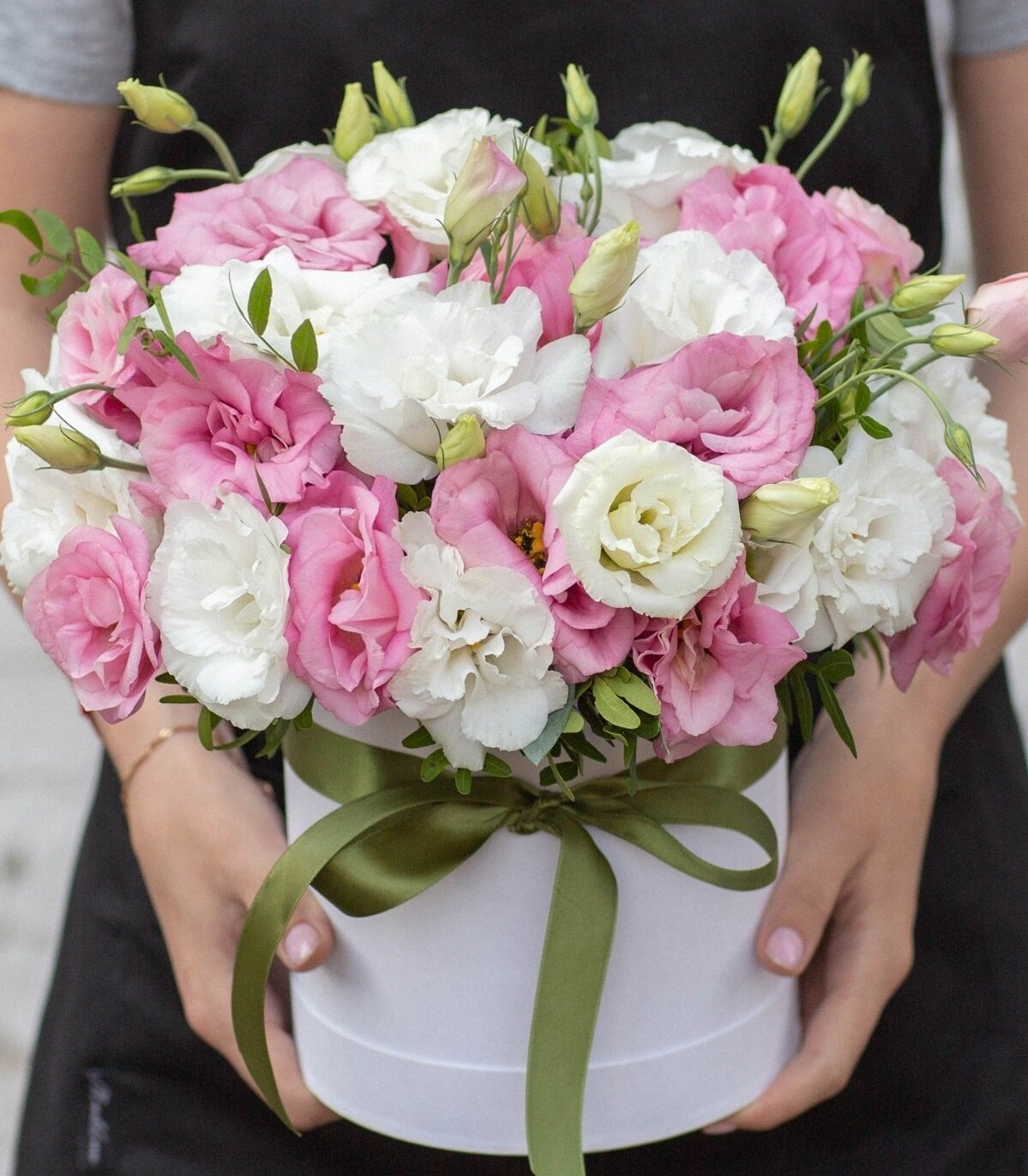 Букет STUDIO FLORISTIC "Нежное Прикосновение" эустома 11 цветков шляпная коробка