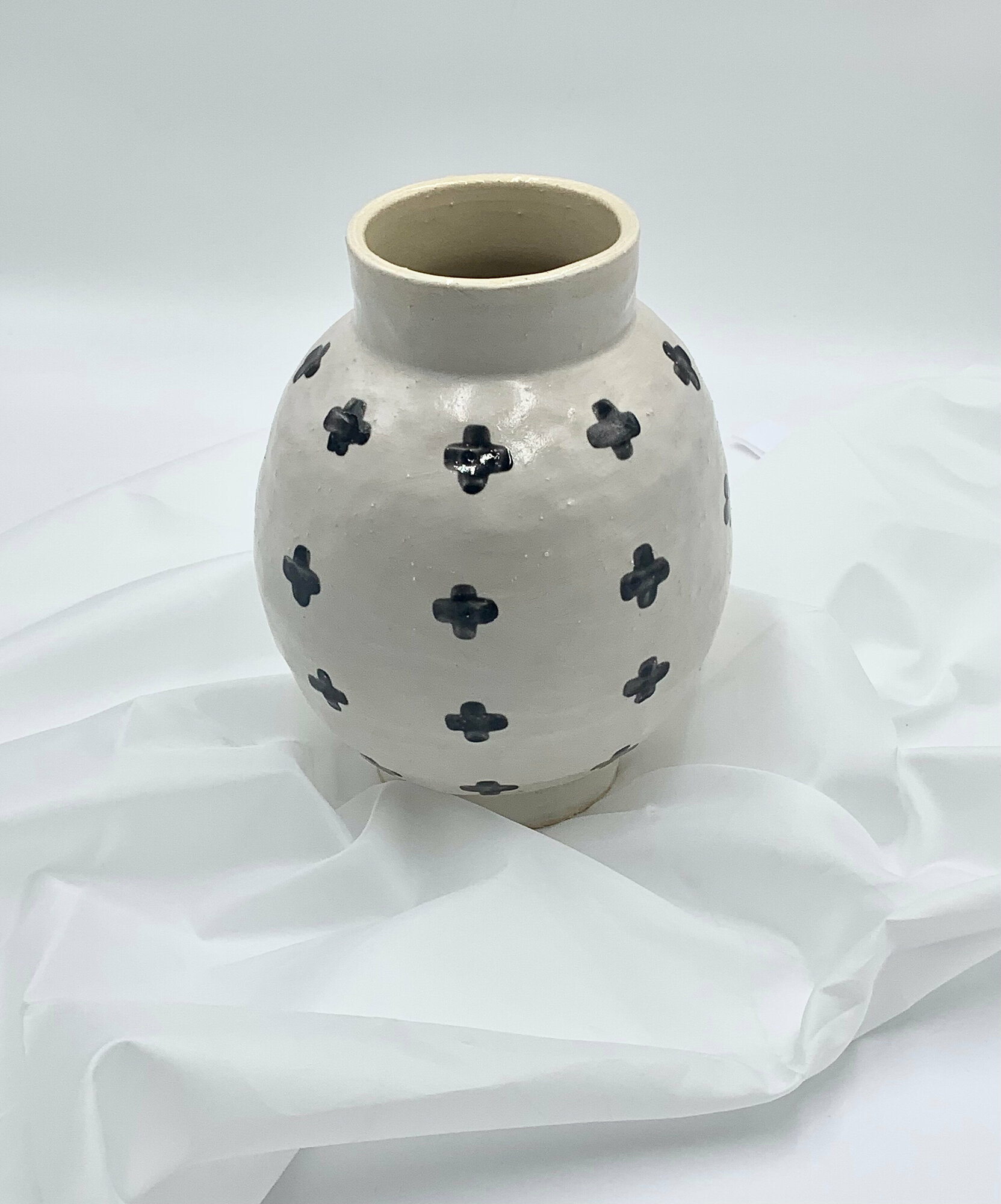 фото Белая керамическая ваза с крестами ручной работы от Элины Марусовой