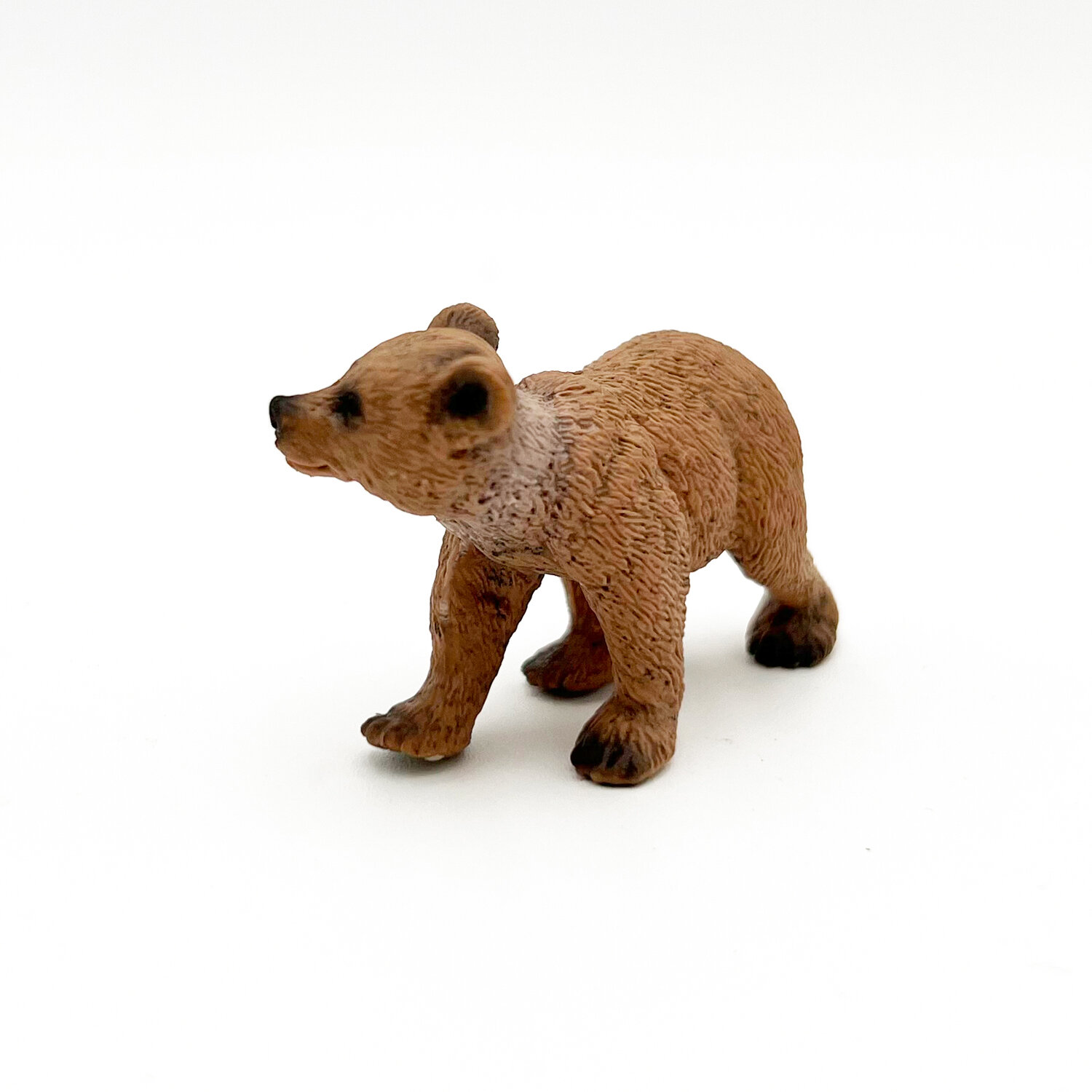 фото Фигурка Медвежонок гризли (идет)