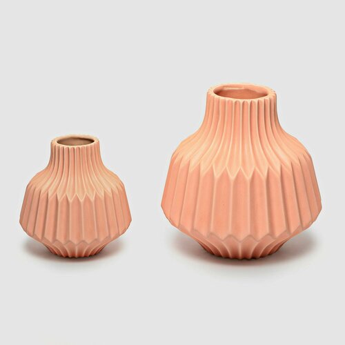 Ваза SA Ceramic граненая розовая 10х10х12 см 1279₽