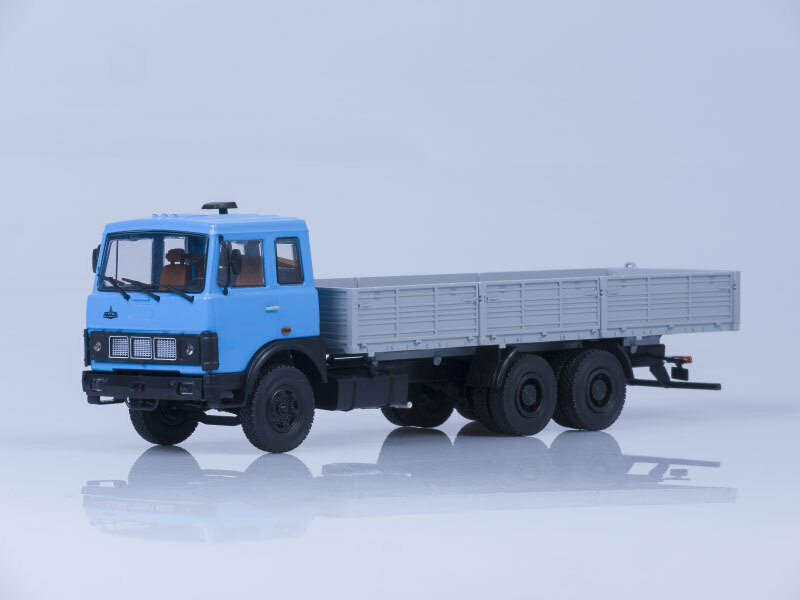 Масштабная модель МАЗ-6303 бортовой (голубой/серый) /откидывающаяся кабина/