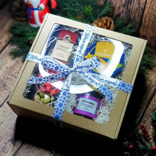 Чайный подарочный новогодний набор с вареньем, чаем и драже для мужчины и женщины на новый год