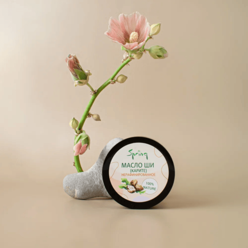 Масло Ши состоит из природных органических соединений (жиры, липиды и сложные эфиры). Содержит большой процент фитонутриентов. Эти соединения содержат антиоксиданты, которые замедляют процесс старения кожи и разглаживают ранние морщины. Поэтому, масло Ши является ценным косметическим сырьем.