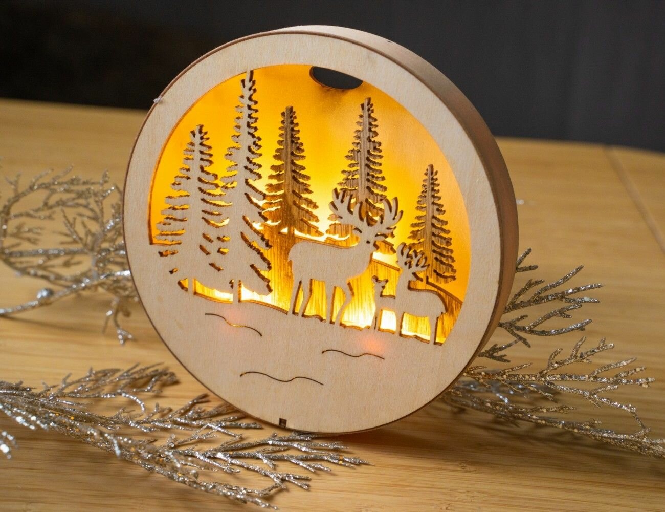 Светящаяся объёмная миниатюра олени В лесу, круглая, 4 LED-огня, дерево, 14 см, батарейки, Peha Magic PT-17800
